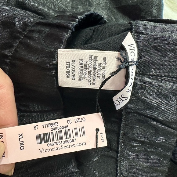 VICTORIA’S SECRET BLACK SATIN SIGNATURE PAJAMAS SHORTS SET WITH WHITE PIPING XL - Picture 7 of 9